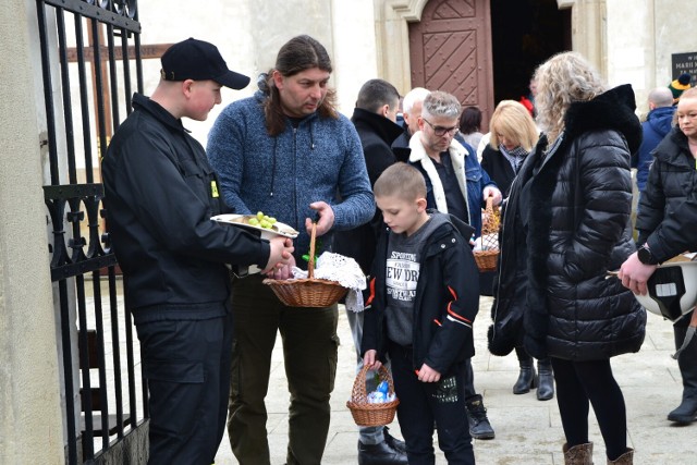 Mieszkańcy Kobylanki podzielili się święconką ze strażakami. To wieloletnia tradycja nie tylko w sanktuarium, ale i całym regionie