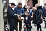 Kobylanka. Parafianie podtrzymują tradycję dzielenia się święconką ze strażakami. Do hełmów trafiają nie tylko jajka