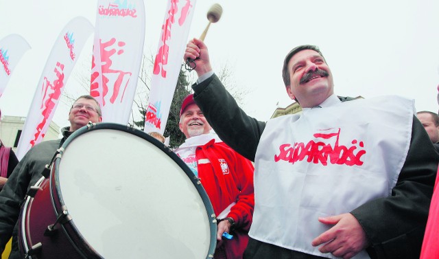 Protest  Komitetu Pamięci Górników KWK Wujek może zetrzeć  Śniadkowi uśmiech z twarzy