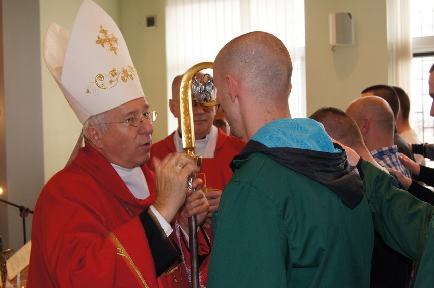Ksiądz biskup udziela skazanym sakramentu bierzmowania