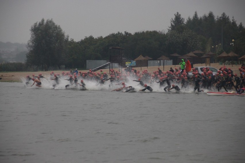 Pływali, jechali na rowerze i bigali w deszczu. Triathlon Kraśnik 2018 już za nami (ZDJĘCIA)