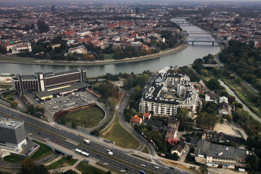 dawny hotel Forum i kawałek Ludwinowa. Ciągle bez kładki na...