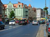 Wypadek trzech samochodów na mijance w Wałbrzychu. Interweniują dwie karetki pogotowia ZDJĘCIA