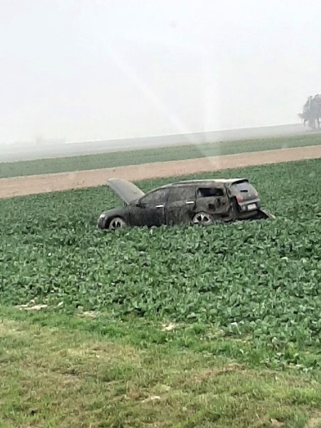 Do zdarzenia doszło w środę około godz. 15.50. Ze wstępnych informacji policji wynika, że na drodze krajowej nr 94 w okolicy Łosiowa kierowca wyprzedzał &quot;na trzeciego&quot;.

Skutkiem niebezpiecznego manewru było zderzenie trzech pojazd&oacute;w. Jeden z nich zjechał do przydrożnego rowu, inny zatrzymał się dopiero w polu, kilkanaście metr&oacute;w od drogi.