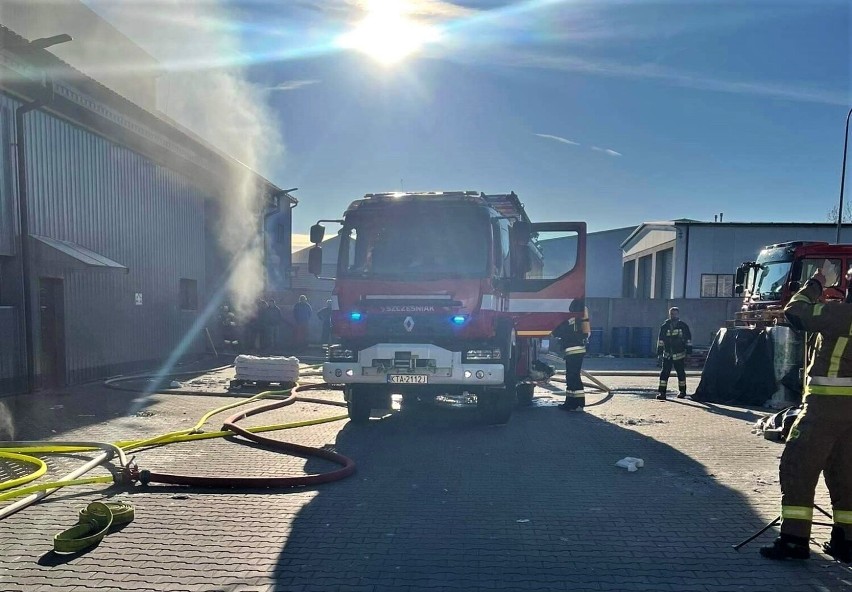 W akcji gaszenia pożaru w zakładzie w Niedomicach wzięło...