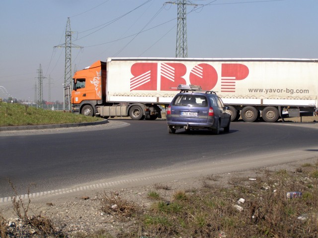 Problemy z poruszaniem się kierowców po rondzie przy zjeździe z autostrady zgłaszano od jej otwarcia. Tarnowski Urząd Miasta od 1,5 roku nie jest w stanie wymalować na rondzie pasów