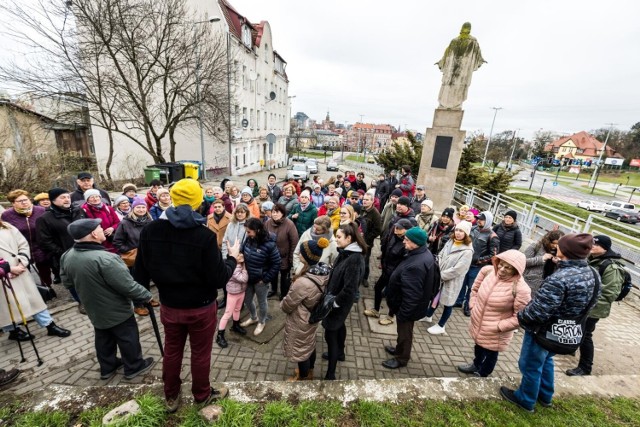 W sobotę, 1 kwietnia, bydgoszczanie wzięli udział w kolejnej wycieczce z cyklu "Turystyka bez filtrów", organizowanych przez blogera Piotra Weckwertha. Tym razem odkrywali tajemnice bydgoskiego Błonia.