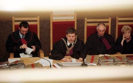 Wczorajsze posiedzenie prowadził sędzia Waldemar Bąk (w środku). Z lewej: sędzia Paweł Spaleniak, z prawej: ławnicy.