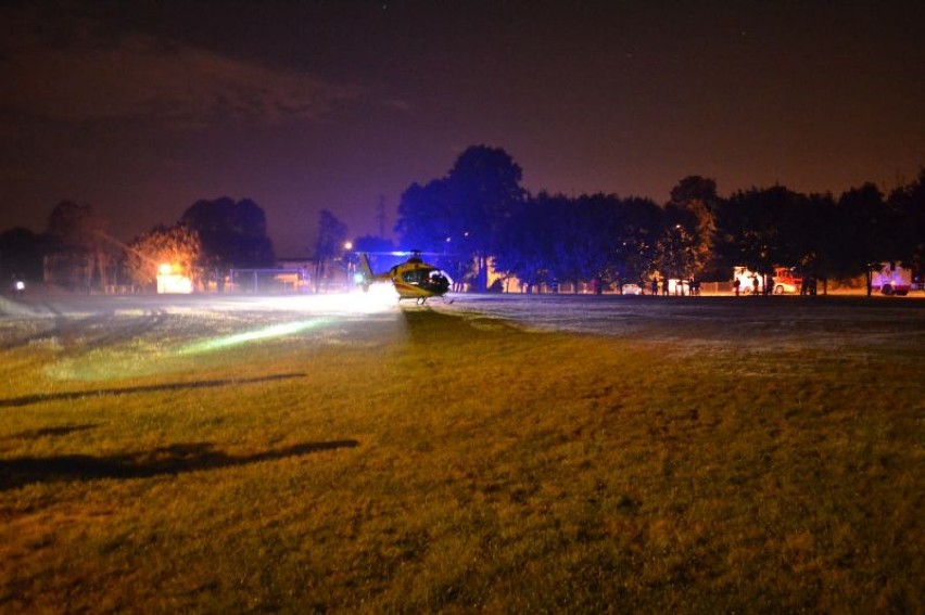 Ćwiczenia OSP w Lędzinach: Strażacy naprowadzali nocą helikopter na lądowisko