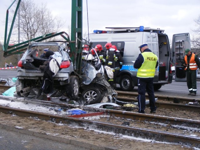 Przed godz. 9 na ul. Hetmańskiej auto wypadło z drogi, wpadło na ...