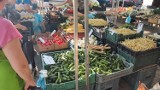 Targ w Żarach. Na miejskim targowisku lato w pełni. Królują kukurydza, pomidory i ogórki. Pojawiły się tez pierwsze astry