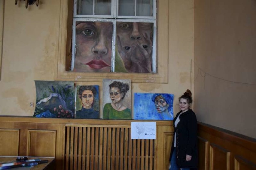 Ola Juszczak prezentuje swoje obrazy podczas ósmej edycji Bezdomnej Galerii w Kaliszu