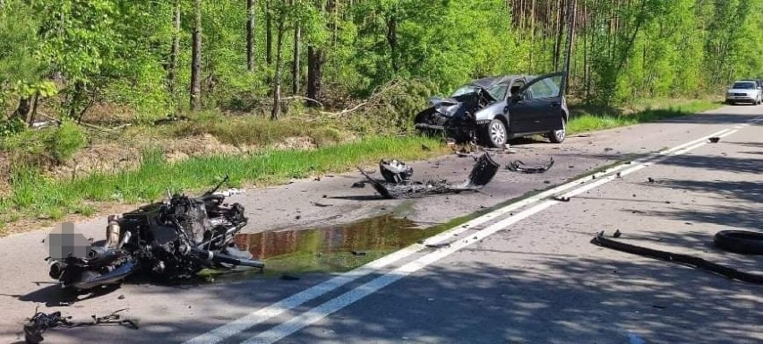 Motocykl zderzył się z samochodem osobowym. Do wypadku doszło w Sojach, 15.05.2022