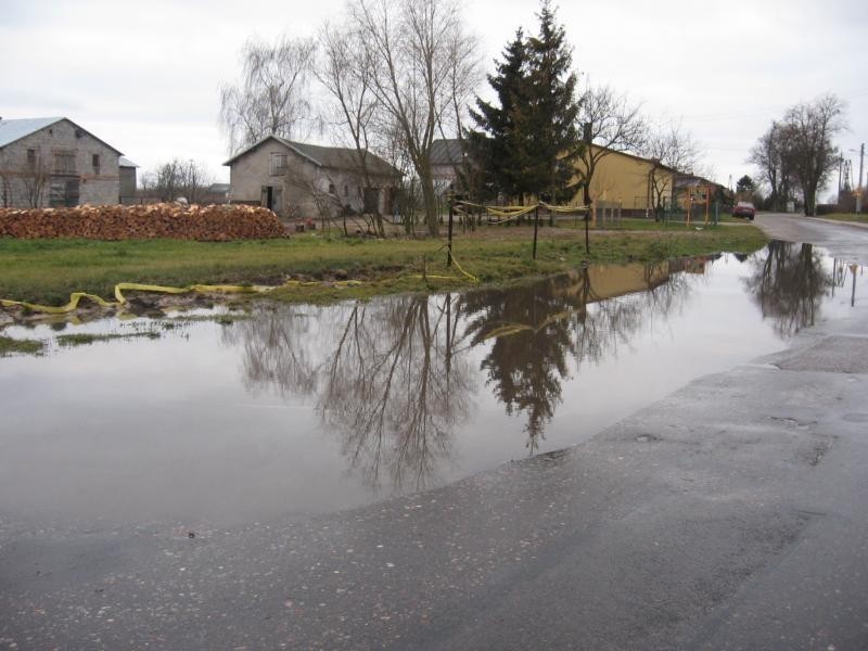 - Nawet po niewielkich deszczach woda zalewa połowę jezdni,...