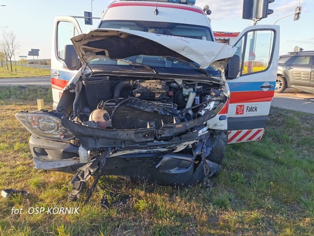 Wypadek karetki z samochodem osobowym w Bninie