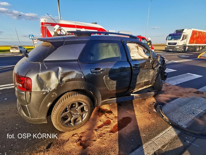 Wypadek karetki z samochodem osobowym w Bninie