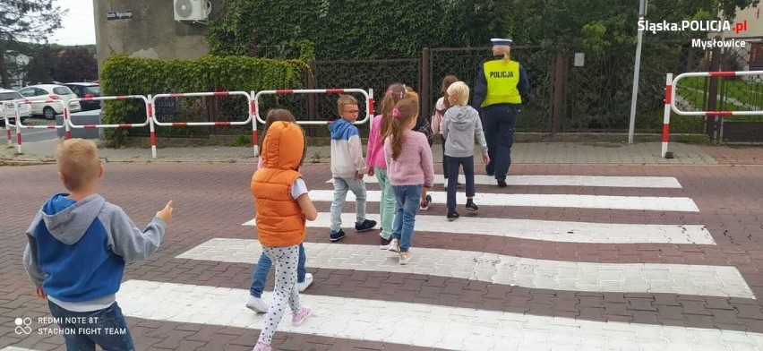 Policjanci z Mysłowic zwracają uwagę dzieciom, jak...