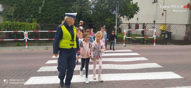 Policjanci z Mysłowic zwracają uwagę dzieciom, jak bezpiecznie przechodzić na pasach. Akcja Bezpieczna droga do szkoły.
Przesuwaj zdjęcia w prawo - naciśnij strzałkę lub przycisk NASTĘPNE