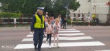 Policjanci z Mysłowic zwracają uwagę dzieciom, jak bezpiecznie przechodzić na pasach