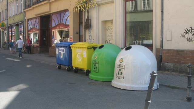 Śmieci Jelenia Góra: Kontenery na odpadki już stoją. Stawki za segregowanie i wywóz odpadów budzą nadal  emocje