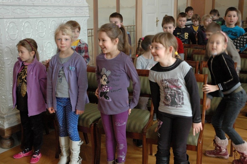 Dzieci śpiewają razem z Weroniką Korthals, czyli ferie w muzeum w Wejherowie