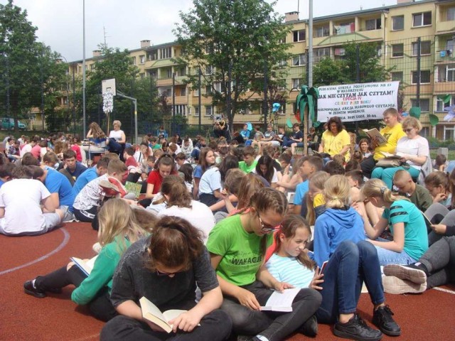 „Cztery pory roku z książką!” - pod takim hasłem zorganizowano w Publicznej Szkole Podstawowej nr 15 w Wałbrzychu tegoroczną akcję promującą czytanie książek