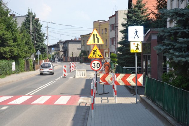 Pod koniec lipca rozpoczęła się inwestycja budowy drogi dojazdowej do parkingu przy Sportowej Szkole Podstawowej nr 2 w Radlinie.