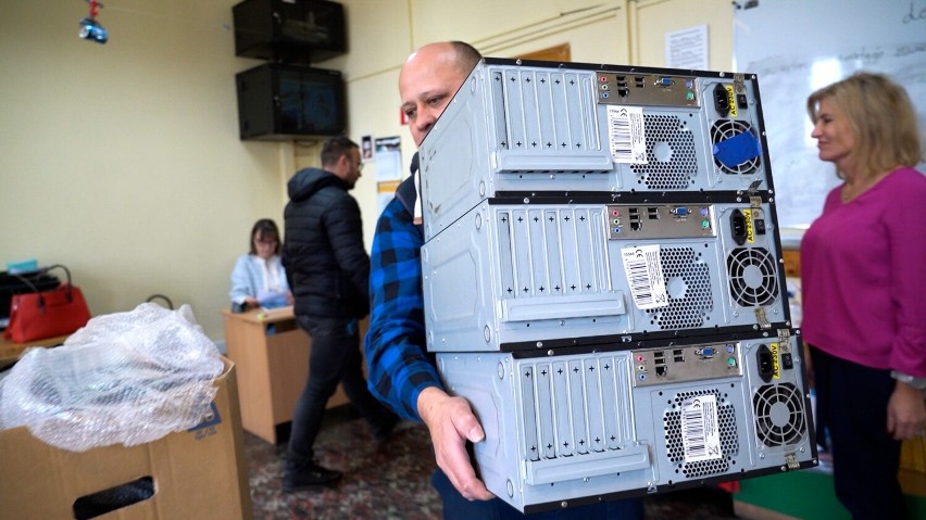 W Chorzowie z zużytego sprzętu komputerowego przygotowano 17 dobrze działających zestawów, które zostaną przekazane do szkół podstawowych