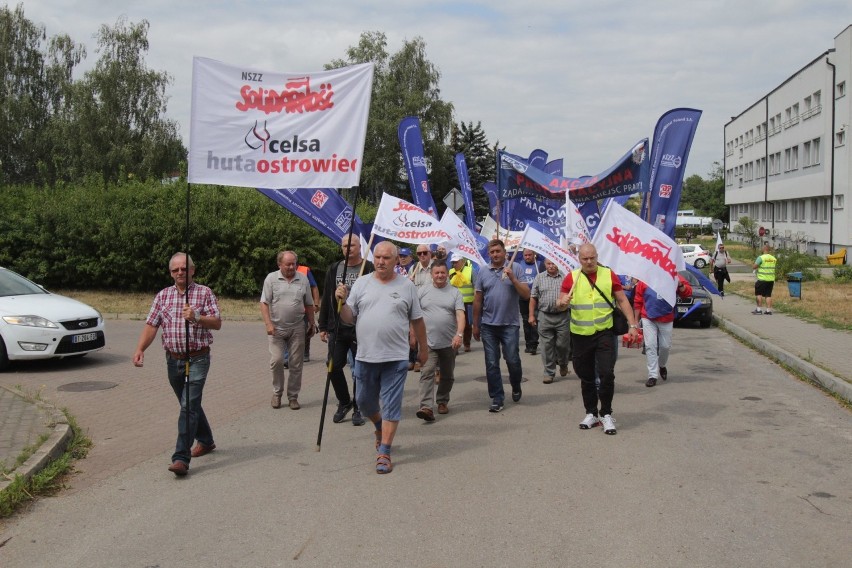 Protest pracowników ArcelorMittal pod dąbrowską hutą