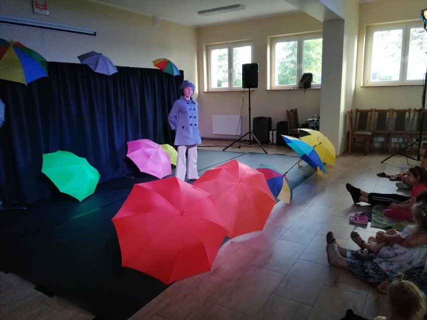 Teatr Droga zawitał do Lipy z parasolami [ZDJĘCIA]