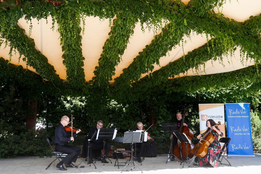 Koncert „Tańce Świata” w Parku Jedności Polonii z Macierzą. Ruszył cykl Muzyki w ogrodach Rzeszowa 2022