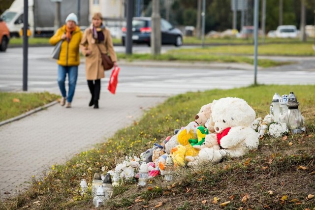 Do wypadku doszło na rondzie Inowrocławskim w Bydgoszczy. 12-letnia Wiktoria zmarła, ranny został 83-letni Marian K. Jeszcze wiele miesięcy po wypadku w tym miejscu układano kwiaty.