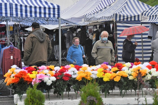 Czwartkowy targ w Starachowicach mimo deszczu przyciągnął tłumy ludzi. 8 października hitem były sztuczne kwiaty bardzo poszukiwane przez klientów - widać, że Wszystkich Świętych zbliża się wielkimi krokami. Świetnie szły też owoce i warzywa oraz... maseczki.  

>>> ZOBACZ WIĘCEJ NA KOLEJNYCH ZDJĘCIACH 