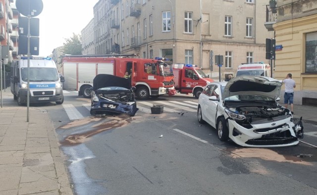 Groźny wypadek w centrum Łodzi. Po godz. 12 na skrzyżowaniu Pogonowskiego i Struga doszło do zderzenia 2 samochodów  osobowych (hyundai, kia), dwa kolejne auta (zaparkowane przy ul. Struga) zostały rozbite. 3 osoby są poszkodowane. 

Zobacz ZDJĘCIA na kolejnych slajdach 