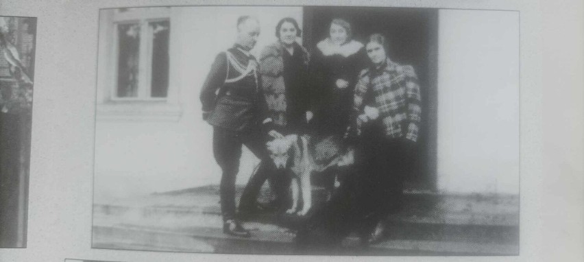 Generał Sikorski z rodziną przed dworkiem w Parchaniu