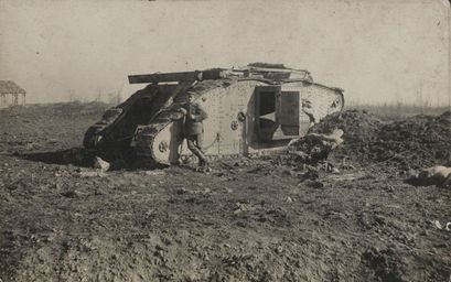 Rozbity (angielski?) czołg z czasów I wojny światowej...