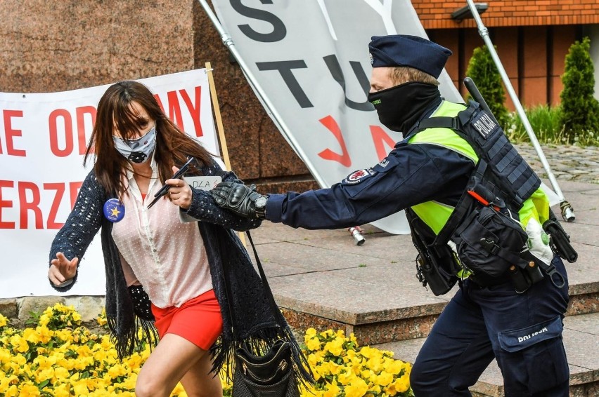 W dniu święta Konstytucji mieszkańcy przespacerowali się pod...