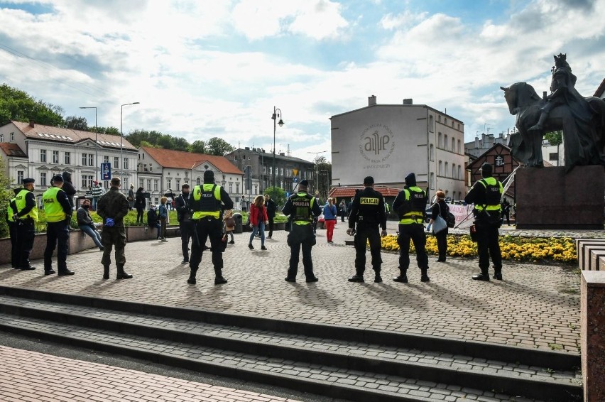 W dniu święta Konstytucji mieszkańcy przespacerowali się pod...