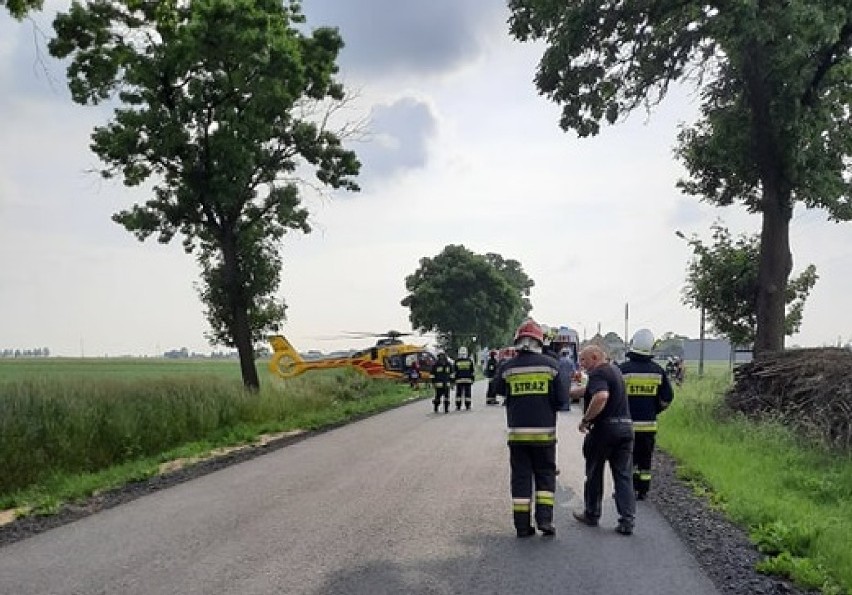 Wypadek w Skomlinie. 23-letniego motocyklistę zabrało Lotnicze Pogotowie Ratunkowe[FOTO, WIDEO]