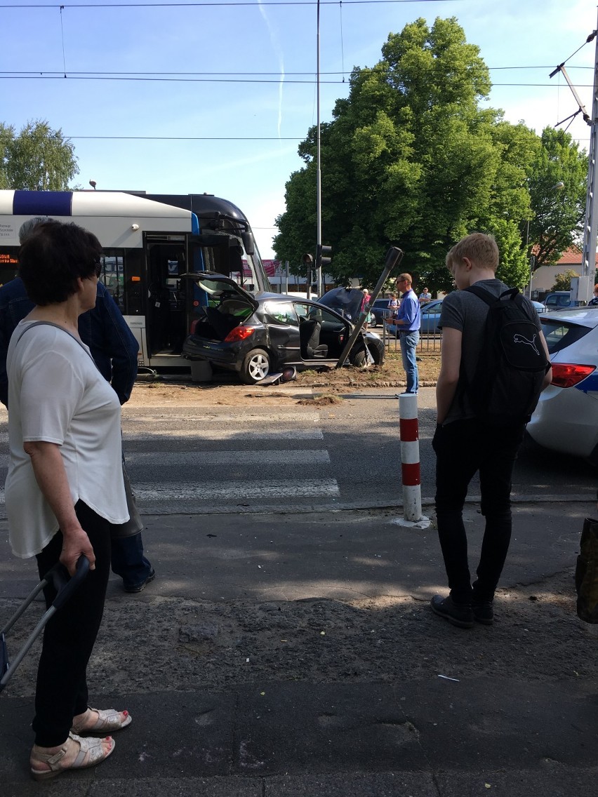 Wypadek na Mickiewicza w Szczecinie. Samochód wjechał w tramwaj