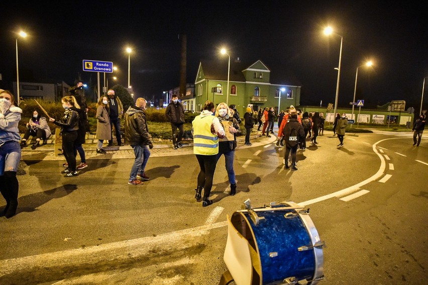 Leszno. Sobotnia  ,,techno blokada'' ronda Gronowo. Tańce w ramach strajku kobiet nie wszystkim się spodobały [ZDJĘCIA i FILM]