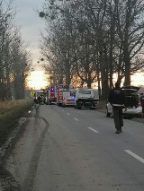 Samochód osobowy uderzył w drzewo na ul. Bukowej w Syryni. Jedna osoba trafiła do szpitala