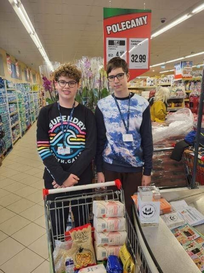 Wolontariusze Stowarzyszenia Leszczyński Bank Żywności zebrali 1600 kilogramów jedzenia dla samotnych i ubogich  ZDJĘCIA