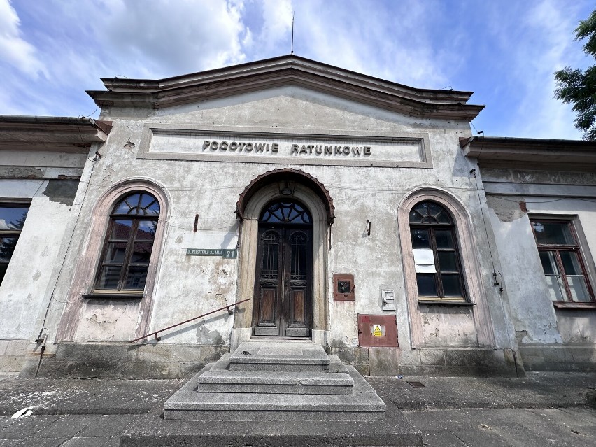 Niszczejący 15 lat budynek po dawnym pogotowiu ratunkowym w Bochni odżyje. Powiat chce w nim utworzyć Centrum Zdrowia Psychicznego