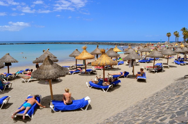 Wakacje nad morzem to czas relaksu na plażach. Jednak, by uniknąć przykrych niespodzianek, warto zwrócić uwagę na lokalne przepisy i zakazy, które obowiązują na różnych plażach w Hiszpanii.