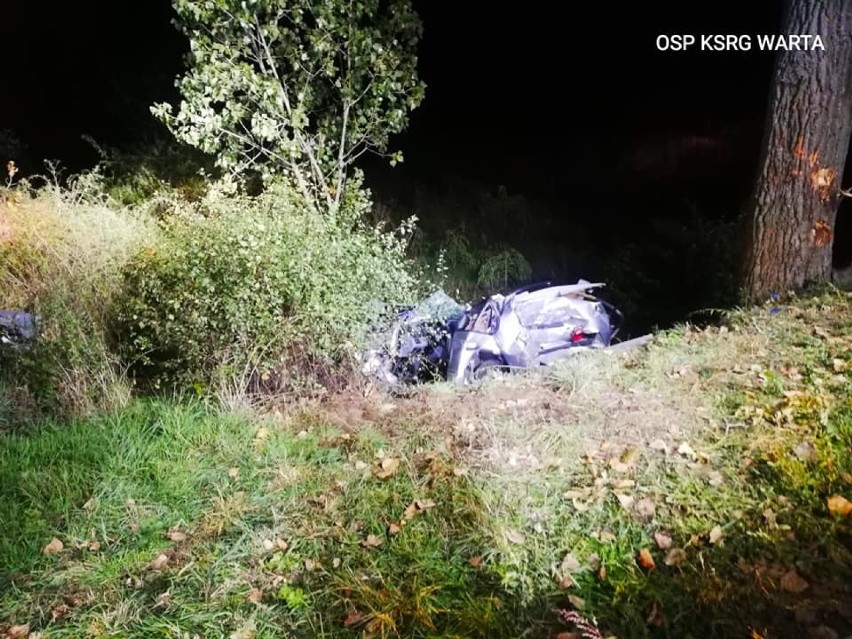Śmiertelny wypadek w Bartochowie w gm. Warta. Na miejscu zginął 34-letni kierowca (zdjęcia)