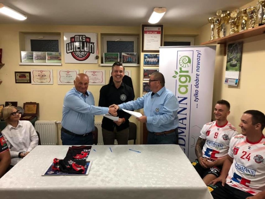MKS Wieluń wygrał mecz w Ciechanowie i podpisał umowę sponsorską z LiedmannAgro