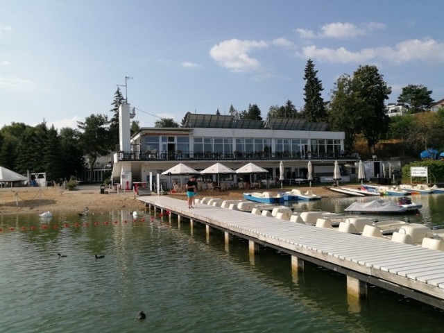Właściciel hotelu Kaskada nad jeziorem Kierskim w Poznaniu zamknął kąpielisko Kaskada na początku sezonu kąpielowego w 2019 r. Od tego czasu ma spór z miastem Poznań a w sądzie jest sześć spraw między spółką Proinvest Developer a miastem