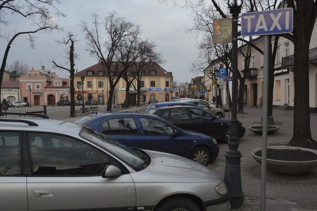 Postój taksówek na Nowym Rynku w Łowiczu
