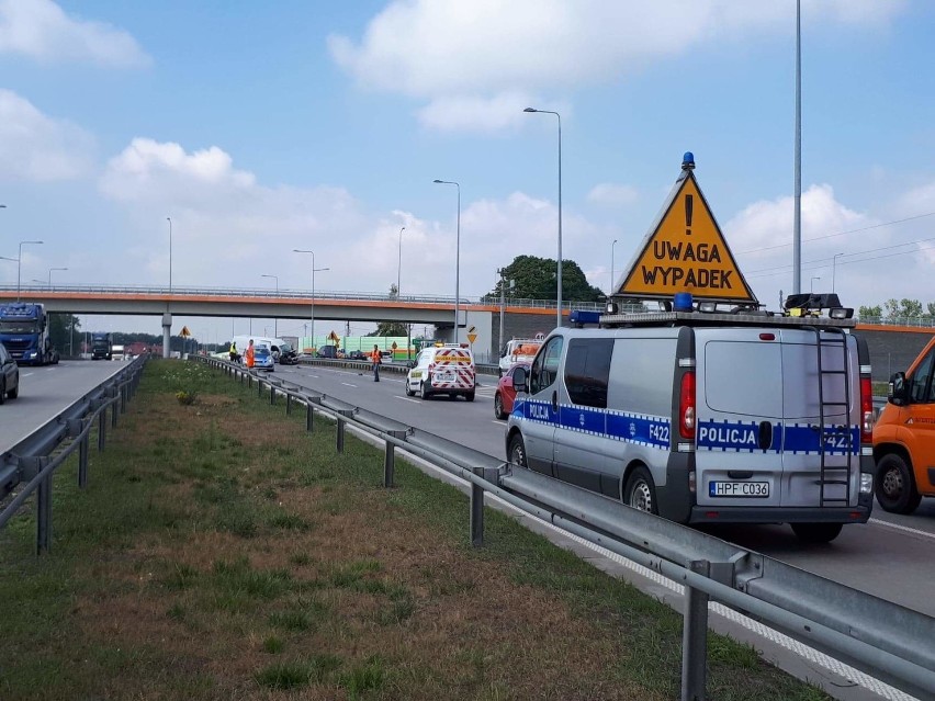 Pijany kierowca dostawczym citroenem wjechał w barierki na S8 w Studziankach i zablokował drogę [ZDJĘCIA]